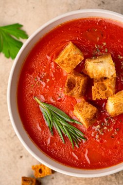 Klasik masada ev yapımı domates çorbası.