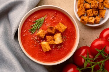 Klasik masada ev yapımı domates çorbası.