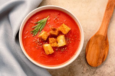 Klasik masada ev yapımı domates çorbası.