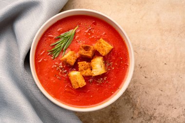 Klasik masada ev yapımı domates çorbası.