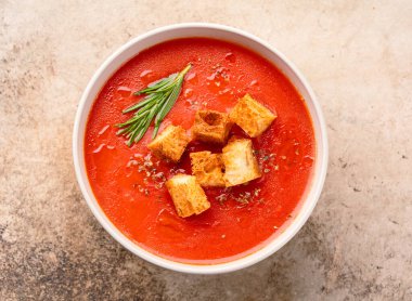 Klasik masada ev yapımı domates çorbası.