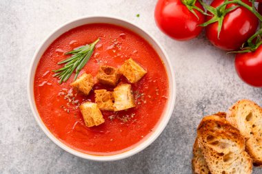 Klasik masada ev yapımı domates çorbası.