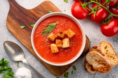 Klasik masada ev yapımı domates çorbası.