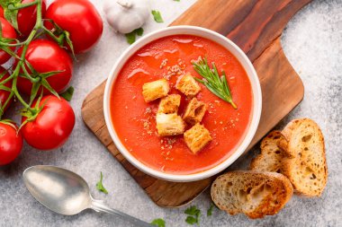 Klasik masada ev yapımı domates çorbası.