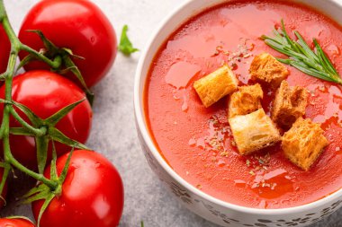 Klasik masada ev yapımı domates çorbası.