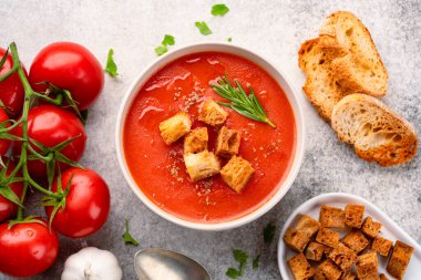 Klasik masada ev yapımı domates çorbası.