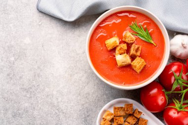 Klasik masada ev yapımı domates çorbası.