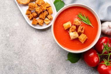 Klasik masada ev yapımı domates çorbası.
