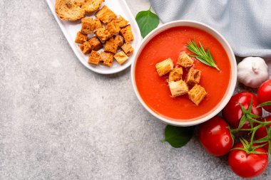 Klasik masada ev yapımı domates çorbası.