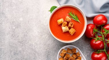 Klasik masada ev yapımı domates çorbası.