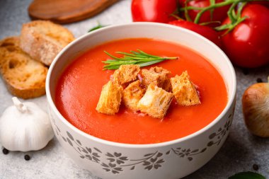 Klasik masada ev yapımı domates çorbası.