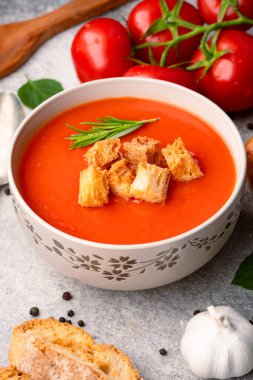 Klasik masada ev yapımı domates çorbası.
