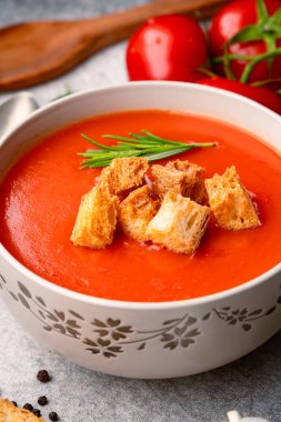 Klasik masada ev yapımı domates çorbası.