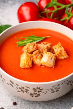 Klasik masada ev yapımı domates çorbası.