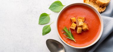 Klasik masada ev yapımı domates çorbası.