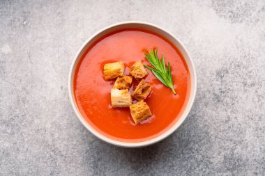 Klasik masada ev yapımı domates çorbası.