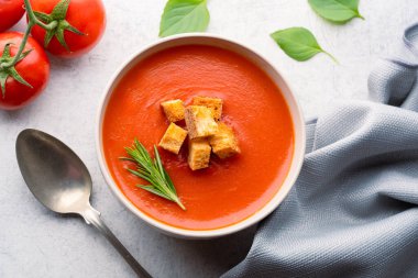 Klasik masada ev yapımı domates çorbası.