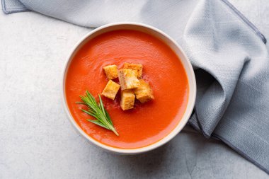 Klasik masada ev yapımı domates çorbası.