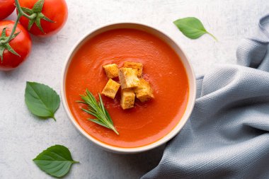 Klasik masada ev yapımı domates çorbası.