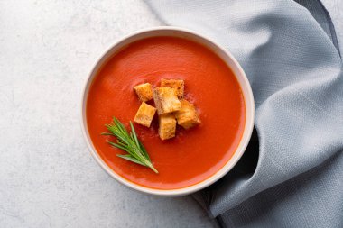 Klasik masada ev yapımı domates çorbası.
