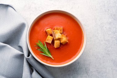 Klasik masada ev yapımı domates çorbası.