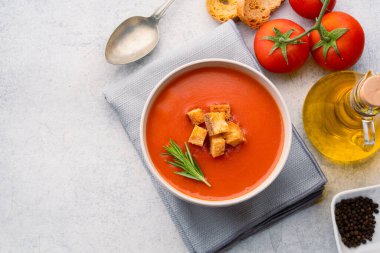 Klasik masada ev yapımı domates çorbası.