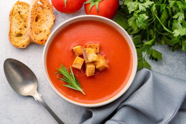 Klasik masada ev yapımı domates çorbası.