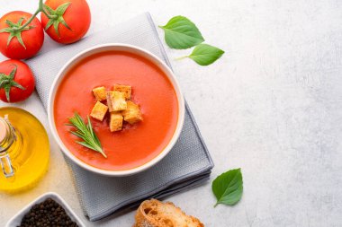 Klasik masada ev yapımı domates çorbası.