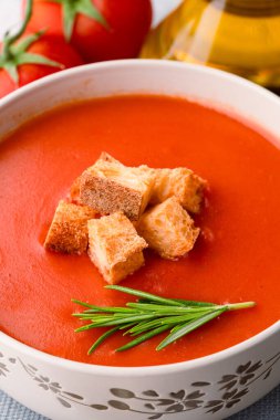 Klasik masada ev yapımı domates çorbası.