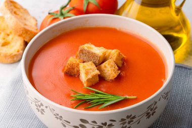 Klasik masada ev yapımı domates çorbası.