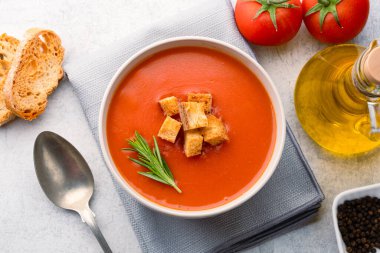 Klasik masada ev yapımı domates çorbası.