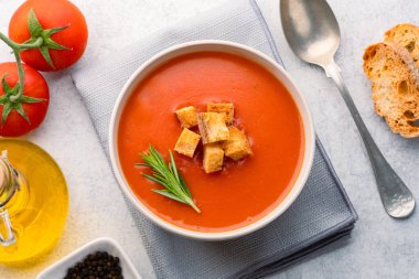 Klasik masada ev yapımı domates çorbası.