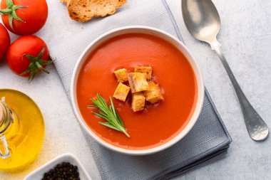 Klasik masada ev yapımı domates çorbası.