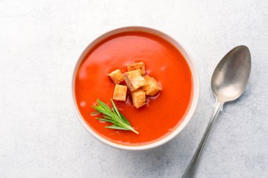 Klasik masada ev yapımı domates çorbası.