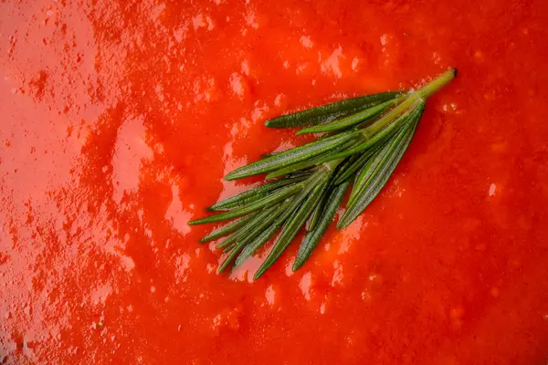 Klasik masada ev yapımı domates çorbası.