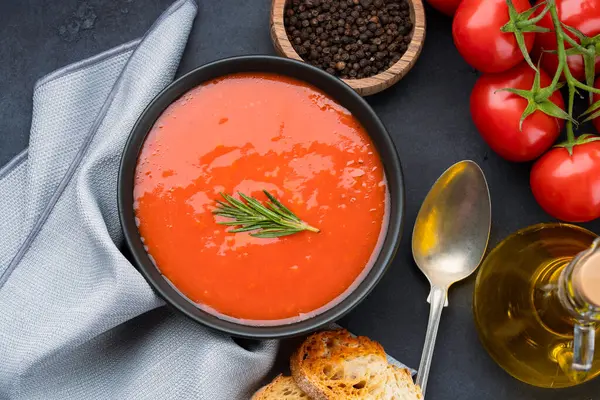 Klasik masada ev yapımı domates çorbası.