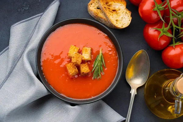 Klasik masada ev yapımı domates çorbası.