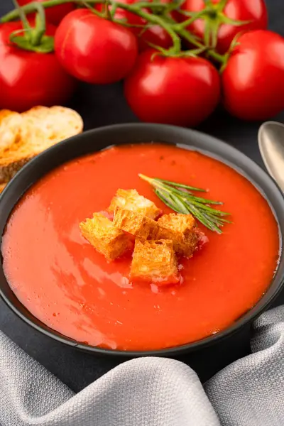 Klasik masada ev yapımı domates çorbası.