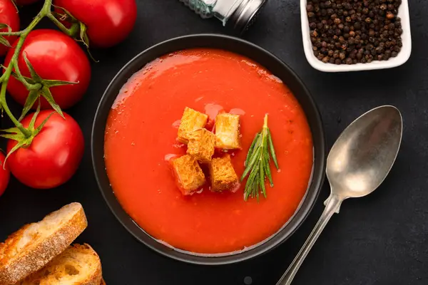 Klasik masada ev yapımı domates çorbası.