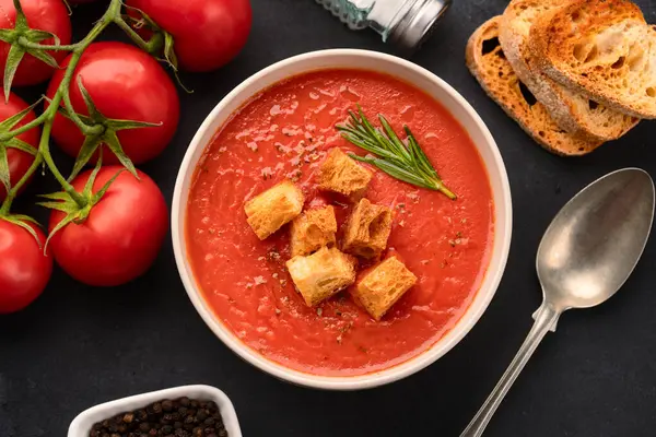 Klasik masada ev yapımı domates çorbası.