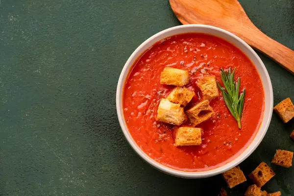 Klasik masada ev yapımı domates çorbası.