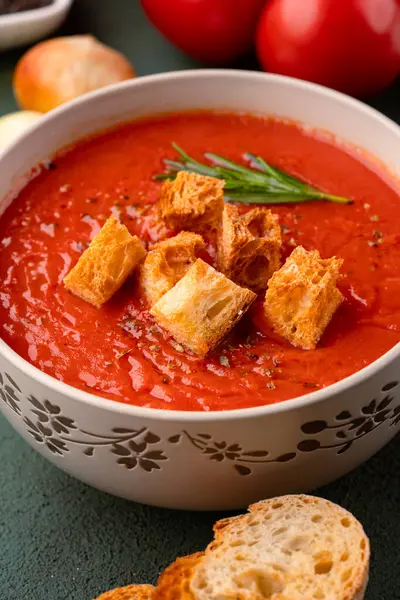 Klasik masada ev yapımı domates çorbası.