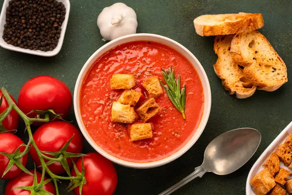 Klasik masada ev yapımı domates çorbası.