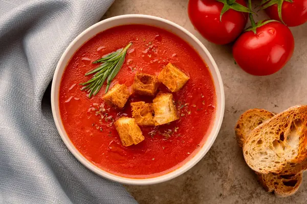 Klasik masada ev yapımı domates çorbası.