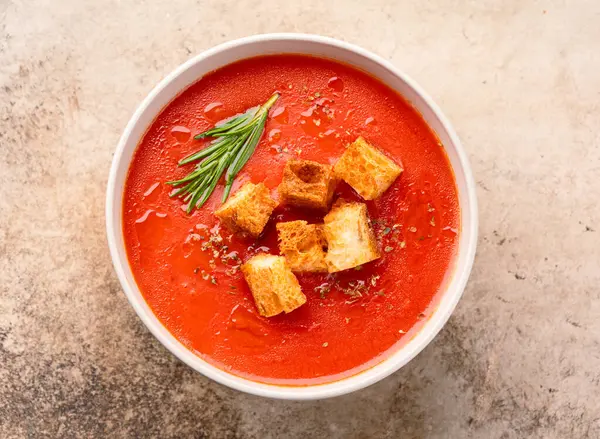 Klasik masada ev yapımı domates çorbası.