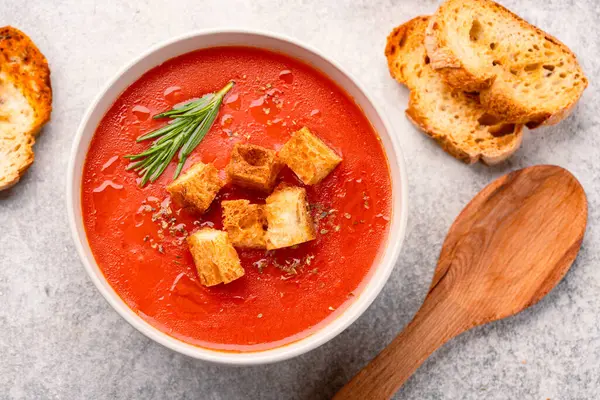 Klasik masada ev yapımı domates çorbası.