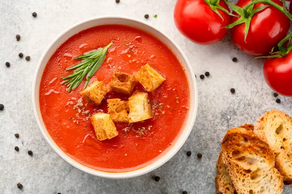 Klasik masada ev yapımı domates çorbası.