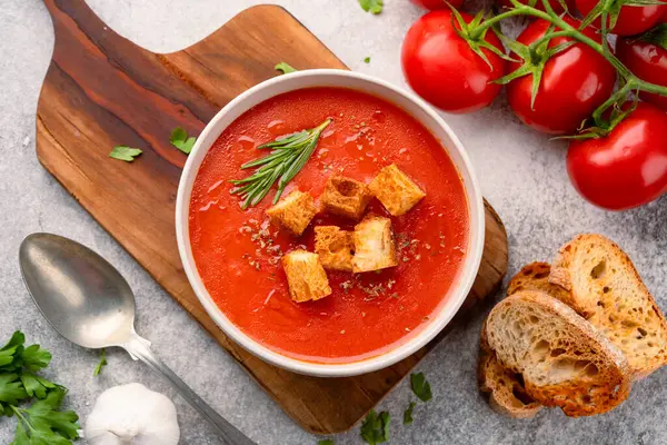 Klasik masada ev yapımı domates çorbası.