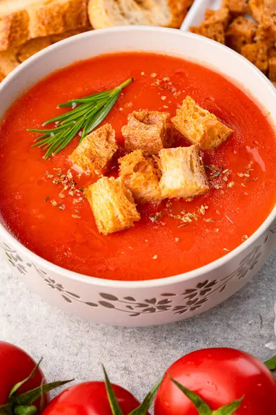 Klasik masada ev yapımı domates çorbası.
