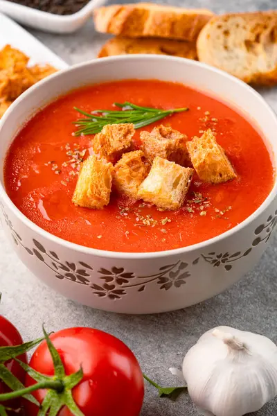 Klasik masada ev yapımı domates çorbası.